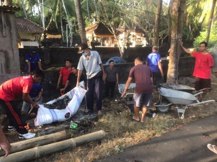 KEGIATAN GTONG ROYONG BERSIH - BERSIH DI AREAL PURA SEGARA DESA TEJAKULA 